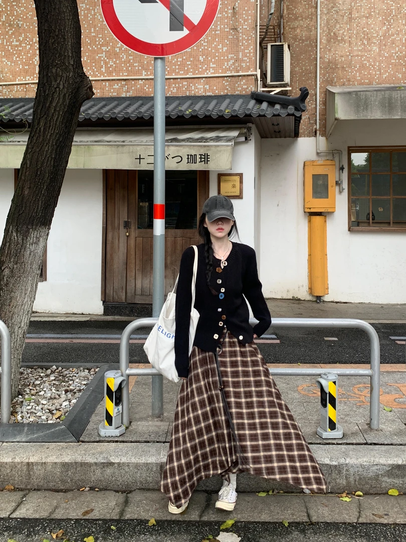 2025秋季休闲慵懒风时尚气质黑色针织上衣修身条纹半身裙两件套女