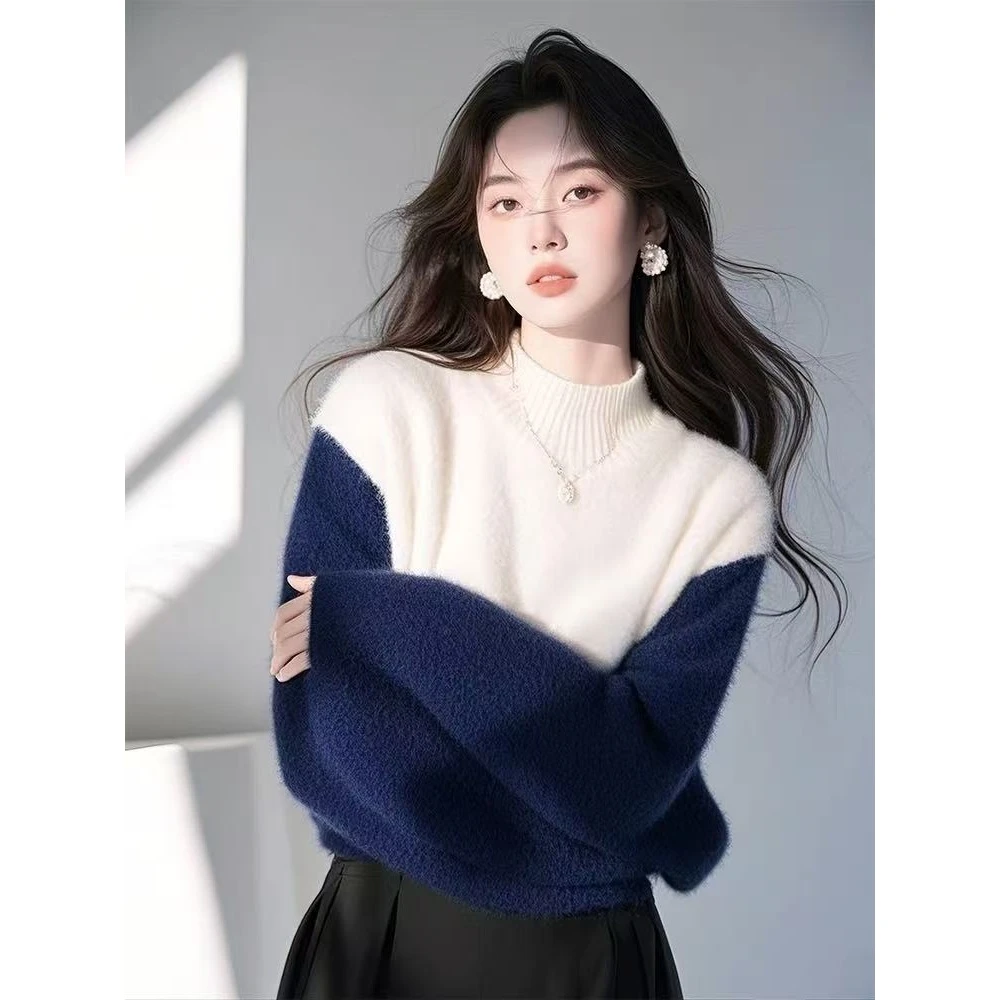 今年流行白蓝撞色半高领毛衣女2025冬季新款软糯慵懒风针织衫上衣