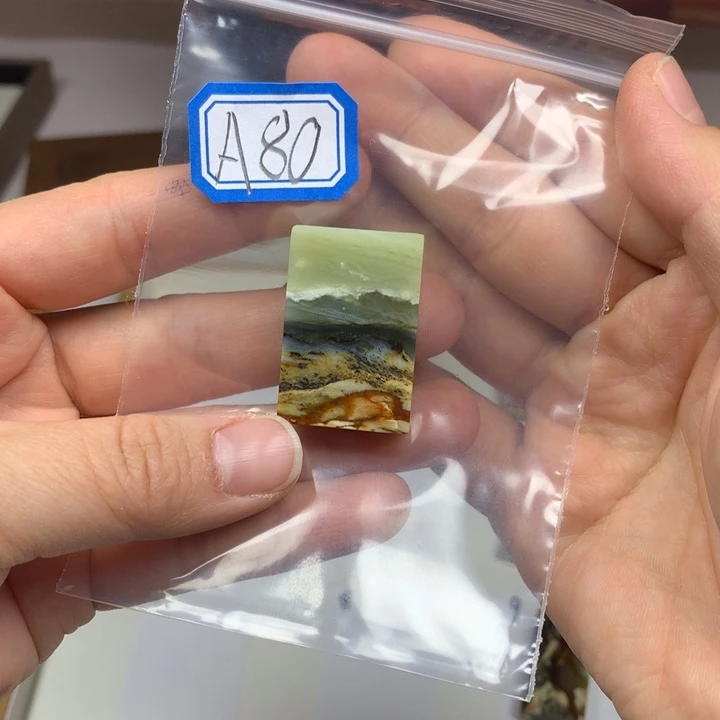 红****蛇纹石玉未镶嵌颈饰