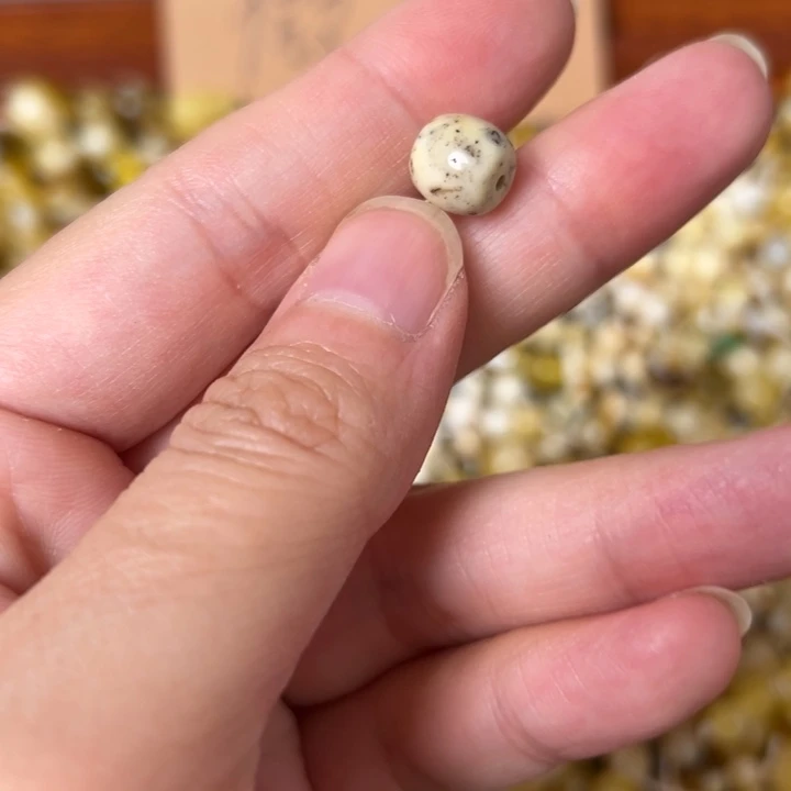 蜜蜡未镶嵌裸石8.6mm一个