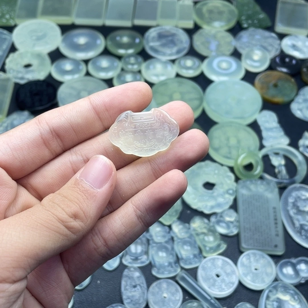 岫玉未镶嵌颈饰锁