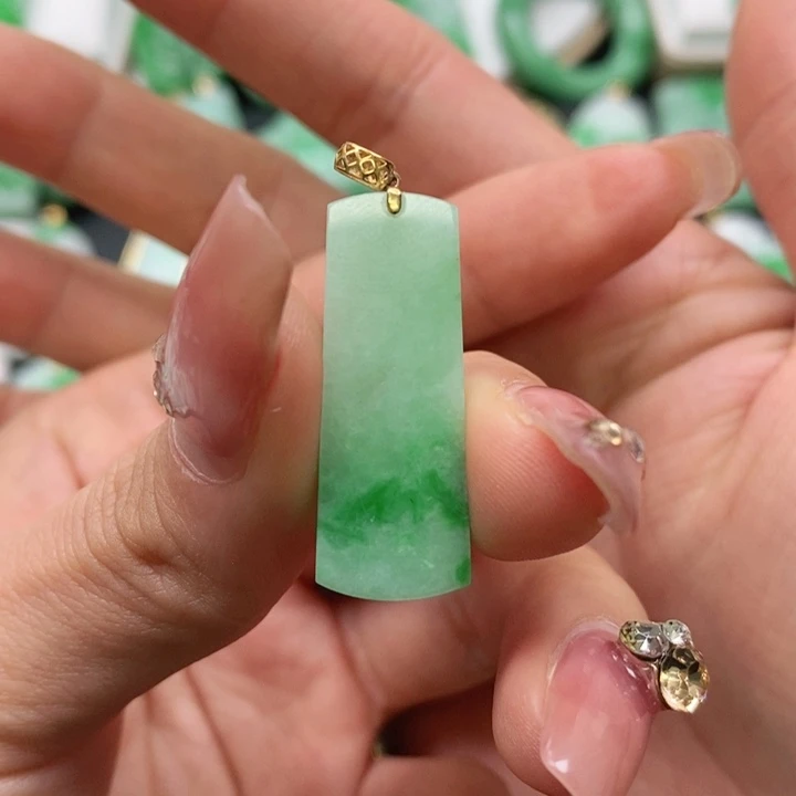 翡翠颈饰未镶嵌吊坠