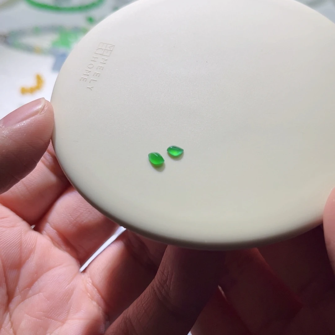 散珠翡翠裸石2颗