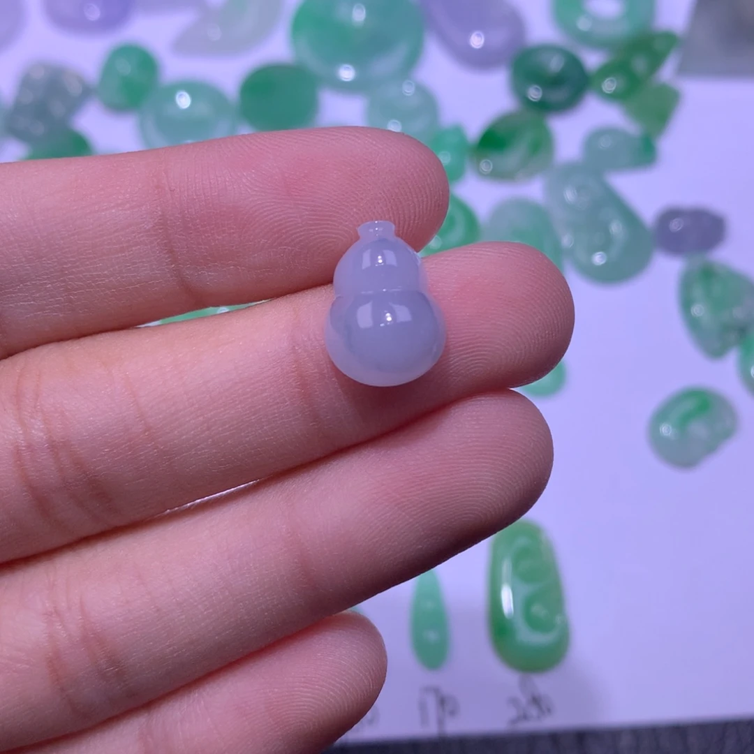 翡翠未镶嵌颈饰葫芦