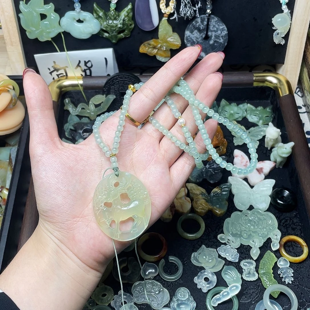 蛇纹石玉未镶嵌颈饰小鹿牌毛衣链