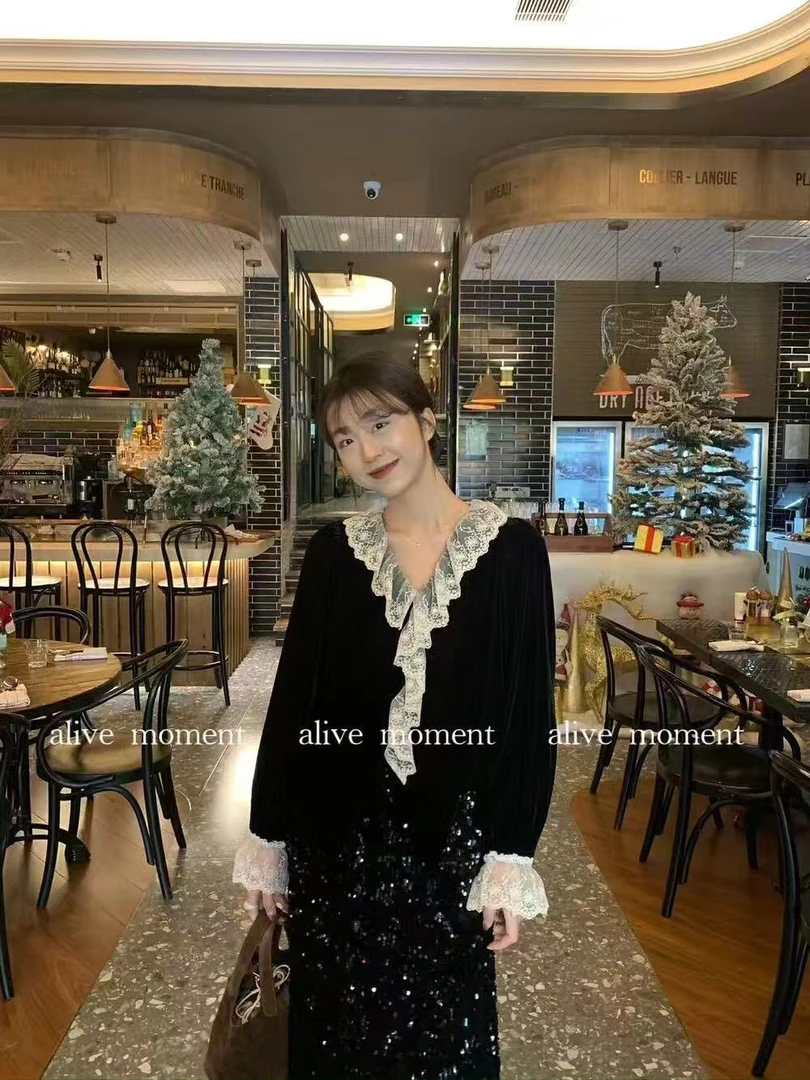 法式复古黑色V领蕾丝拼接丝绒衬衫女春季款洋气别致绝美小衫上衣