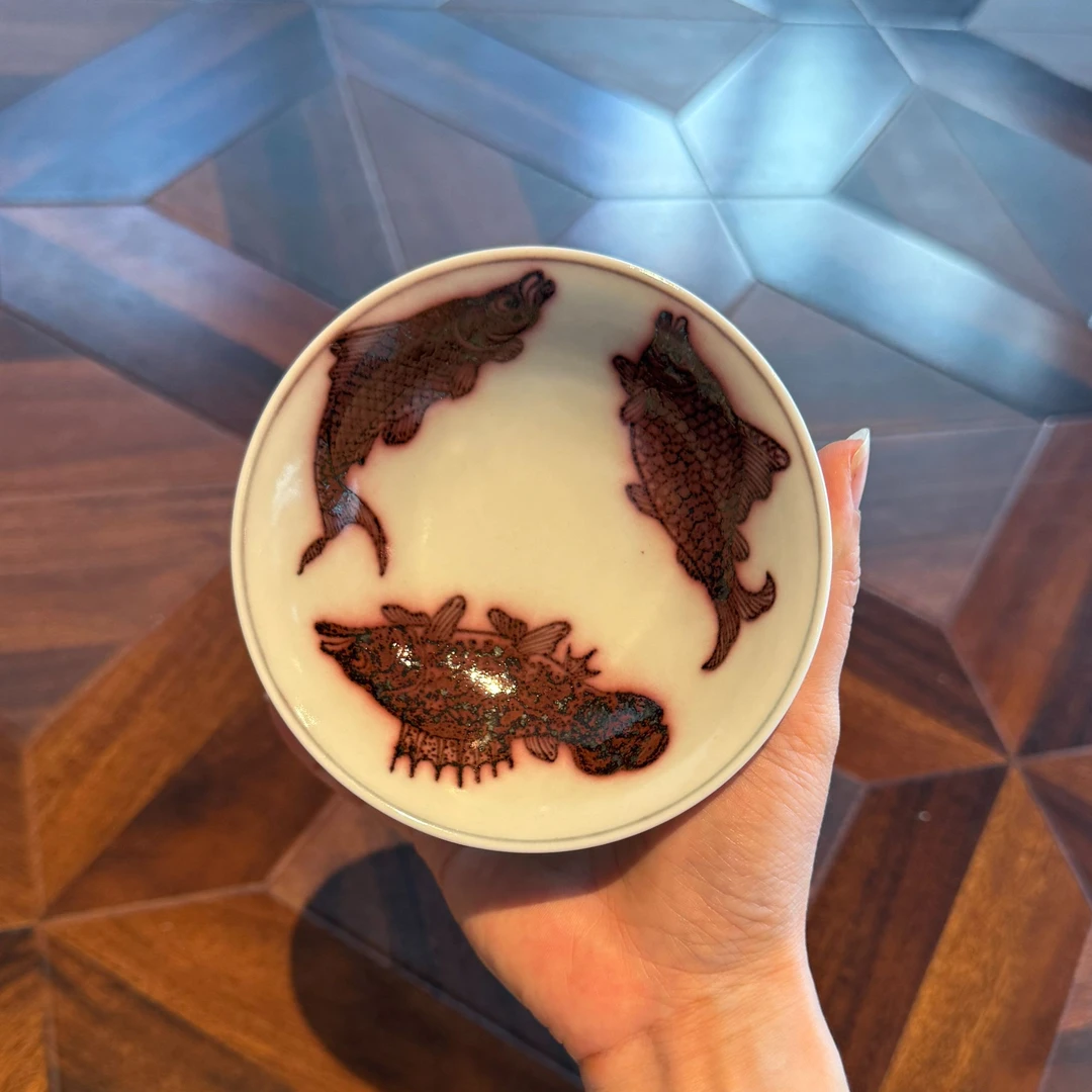 【景秀-至呈雍華】青花釉里红三鱼纳福海浪花外绘满工普洱杯