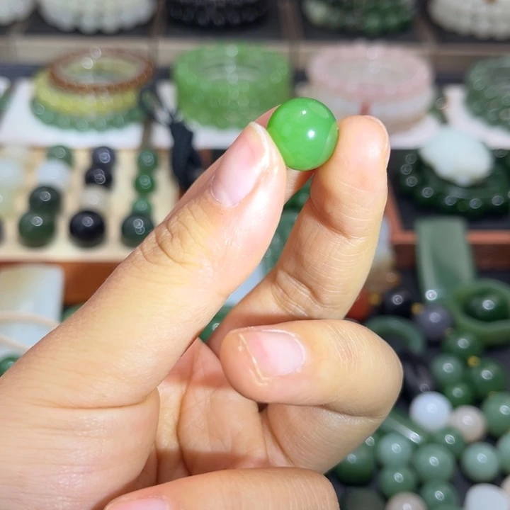 刘***东和田玉未镶嵌珠宝半成品卡12.4粉绿单珠