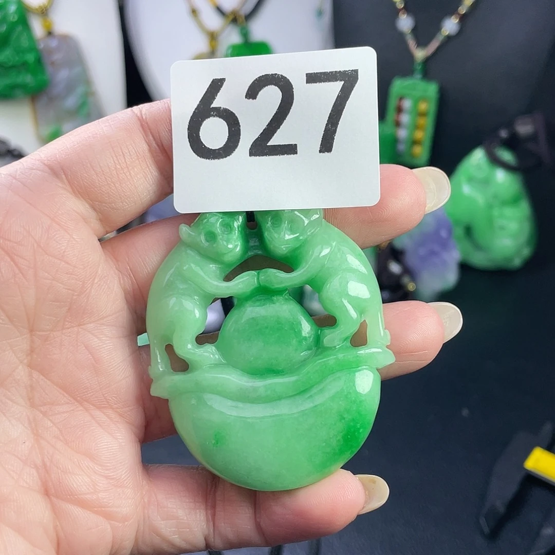 翡翠未镶嵌吊坠(赠链)