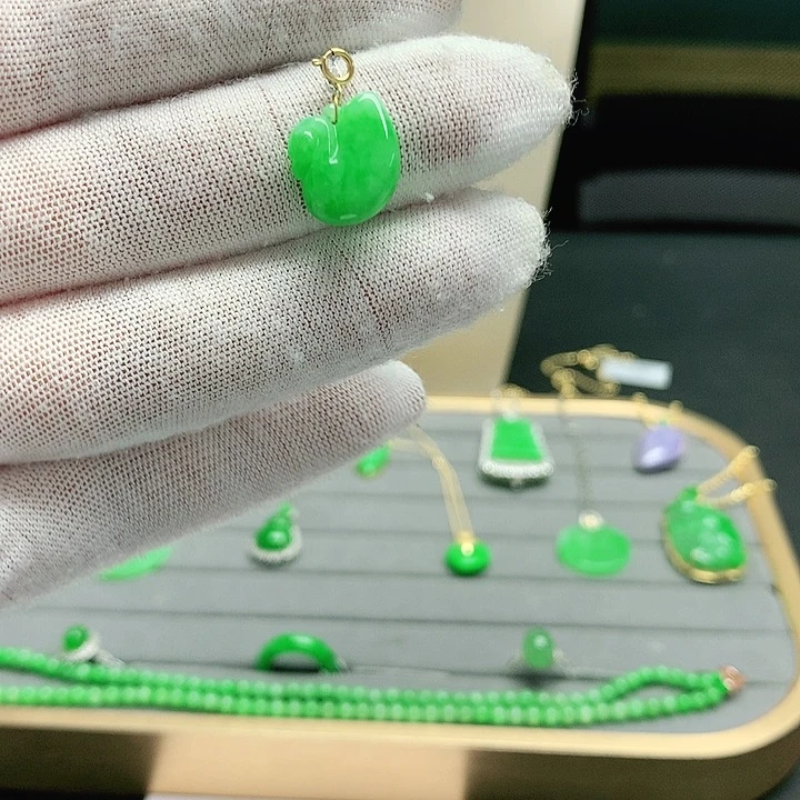 翡翠18K金镶嵌颈饰 翡翠18K金钻镶项链吊坠