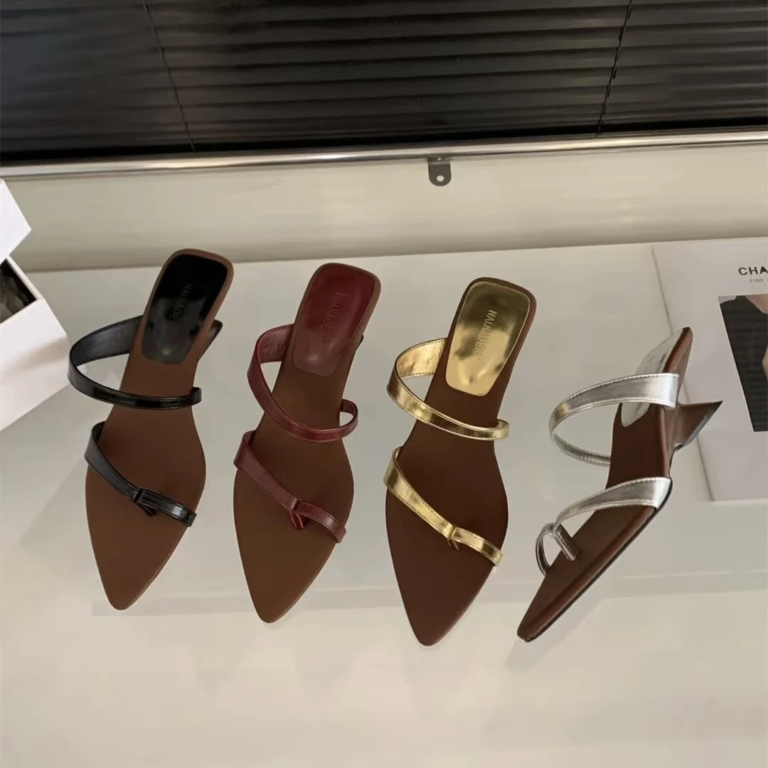 2025新款金色尖头坡跟一字凉拖鞋女外穿夹趾简约小众气质露趾凉鞋