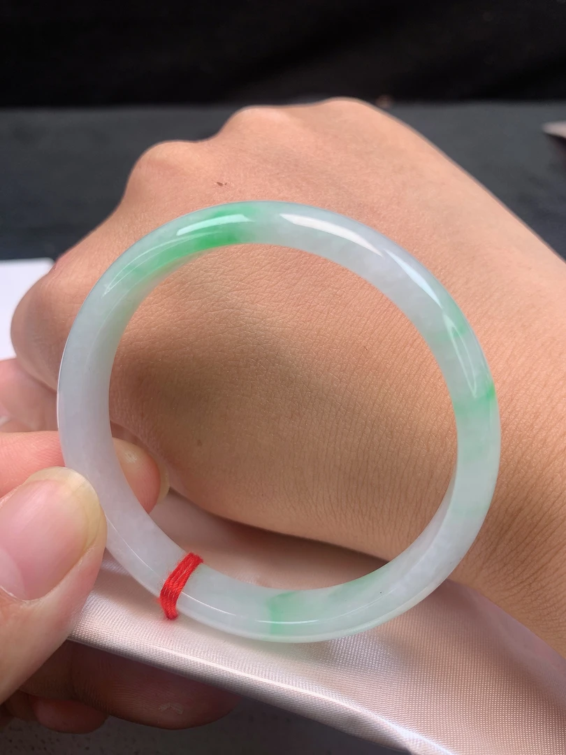 A73缅甸天然A货翡翠50-51圈口白底青正圈手镯、有纹裂