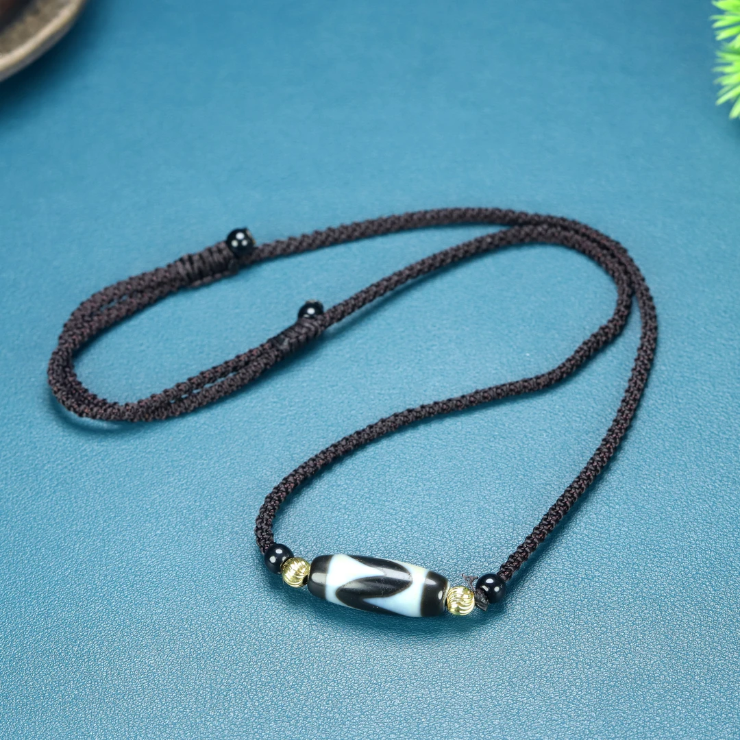 玛瑙黑白虎牙条纹设计款锁骨链