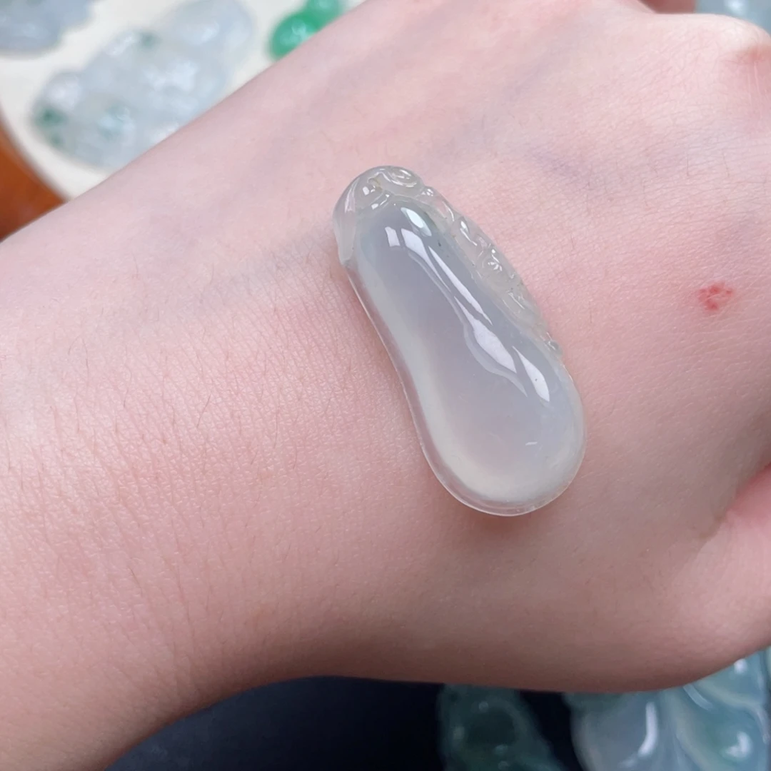 翡翠未镶嵌颈饰福瓜