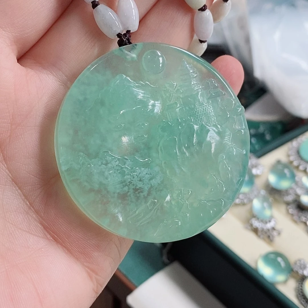 未镶嵌蛇纹石玉吊坠?