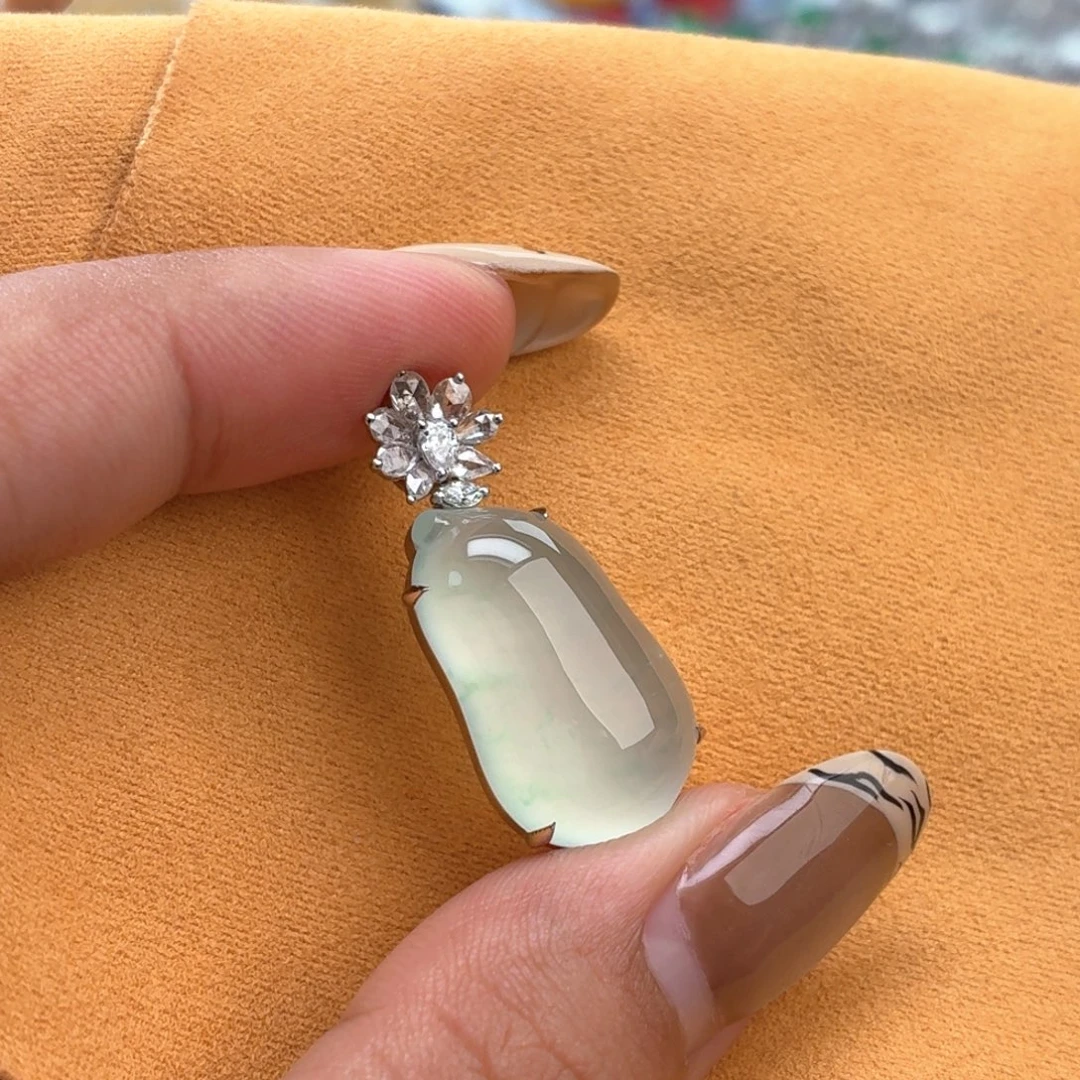 翡翠18K金镶嵌颈饰福瓜