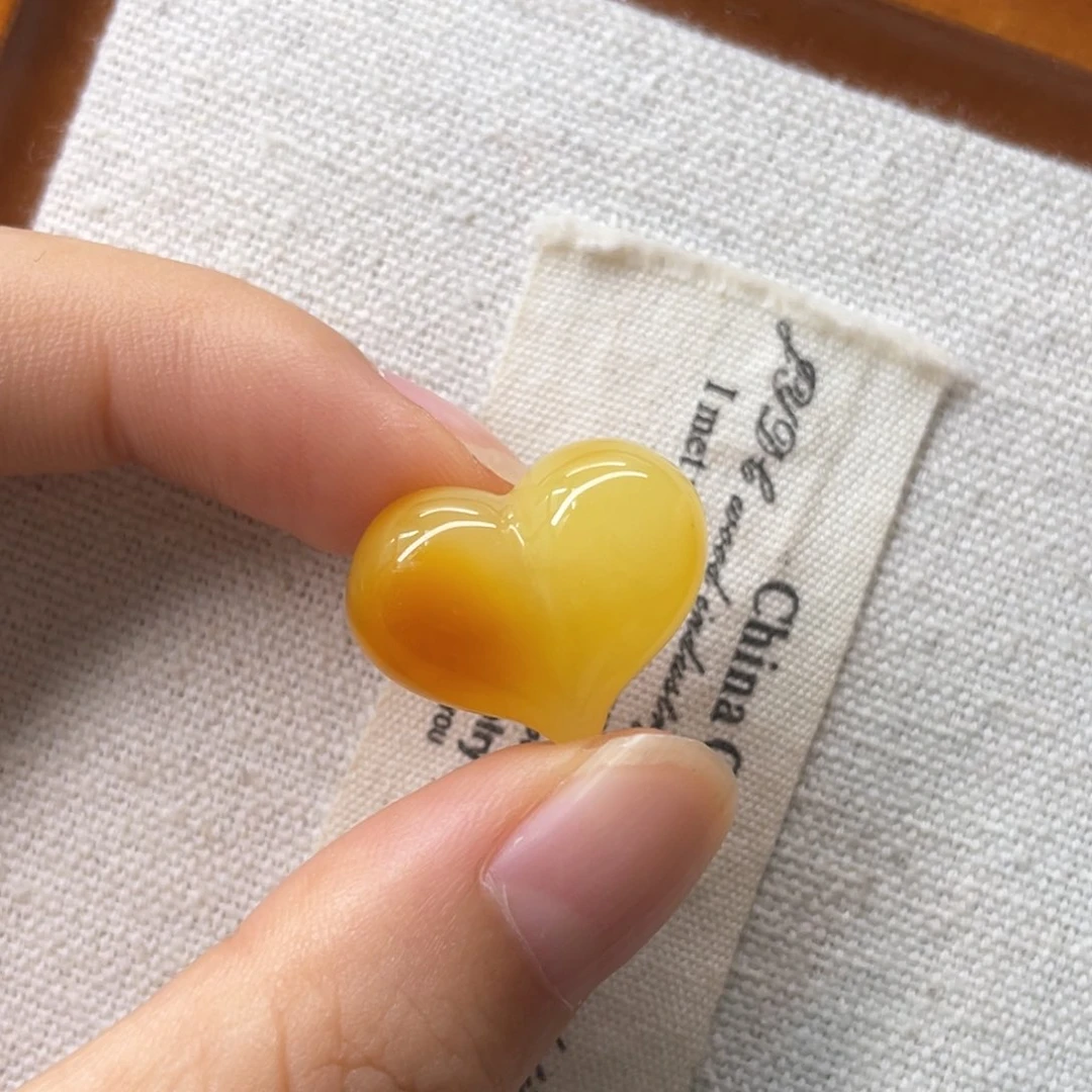 未镶嵌琥珀裸石屁桃