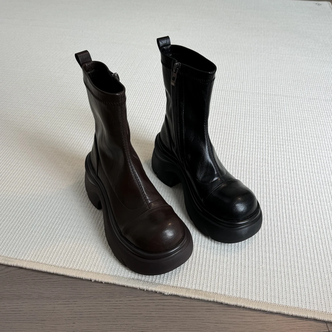 六也「酷飒厚底」运动风圆头侧拉链舒适百搭增高显瘦松糕短靴L975