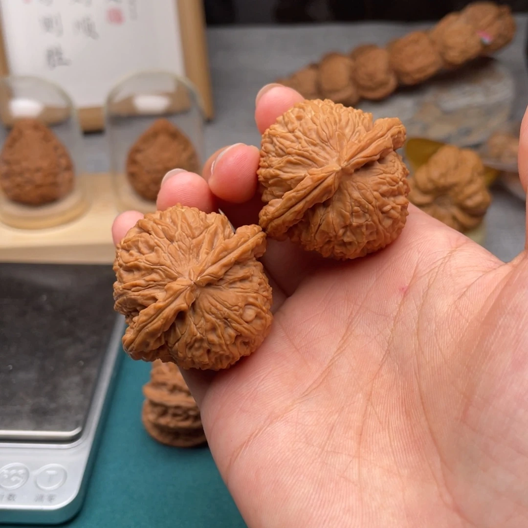文玩核桃吊坠白狮子