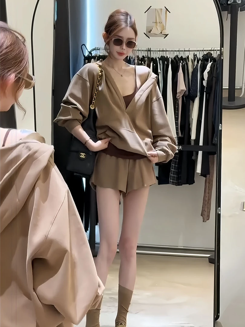 早秋减龄一整套穿搭2025女装新款休闲运动深V咖色卫衣短裤两件套