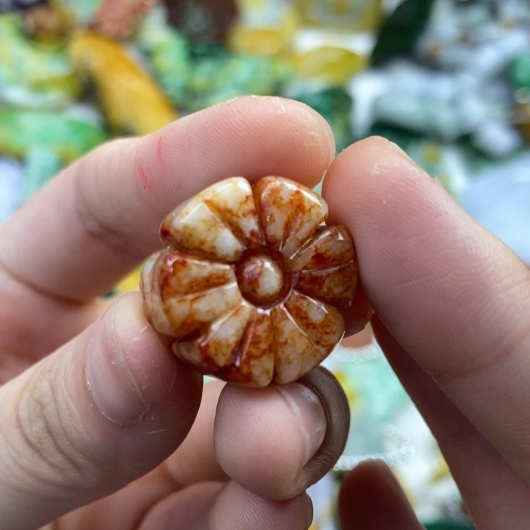翡翠未镶嵌颈饰张*鲁