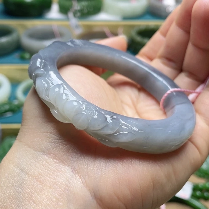 和田玉手镯57+圈口。编号27未镶嵌