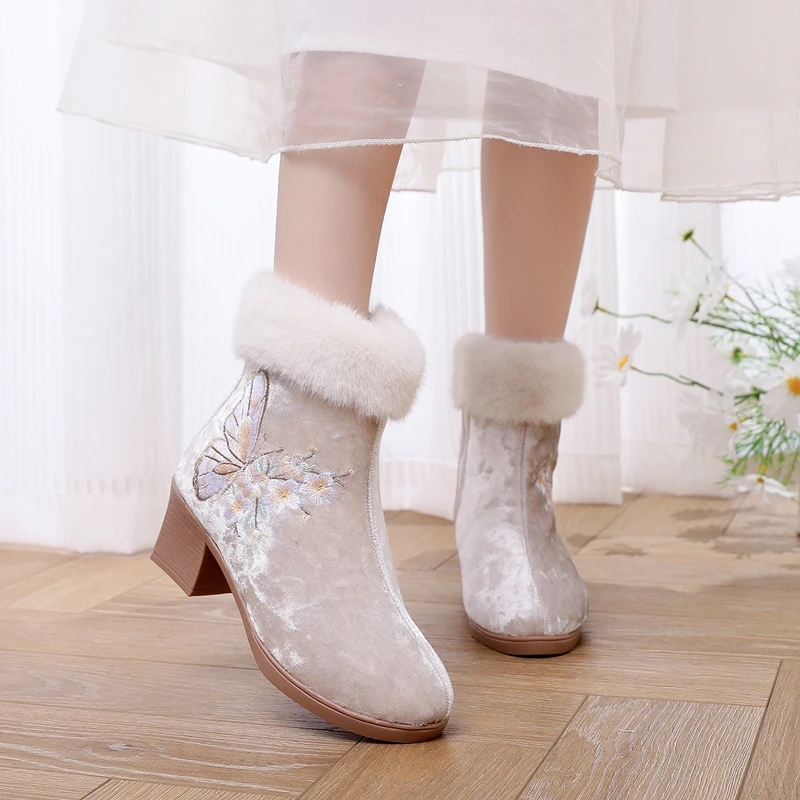 2026年新款冬季加绒复古绣花妈妈民族风绒面配旗袍短靴女汉服鞋靴