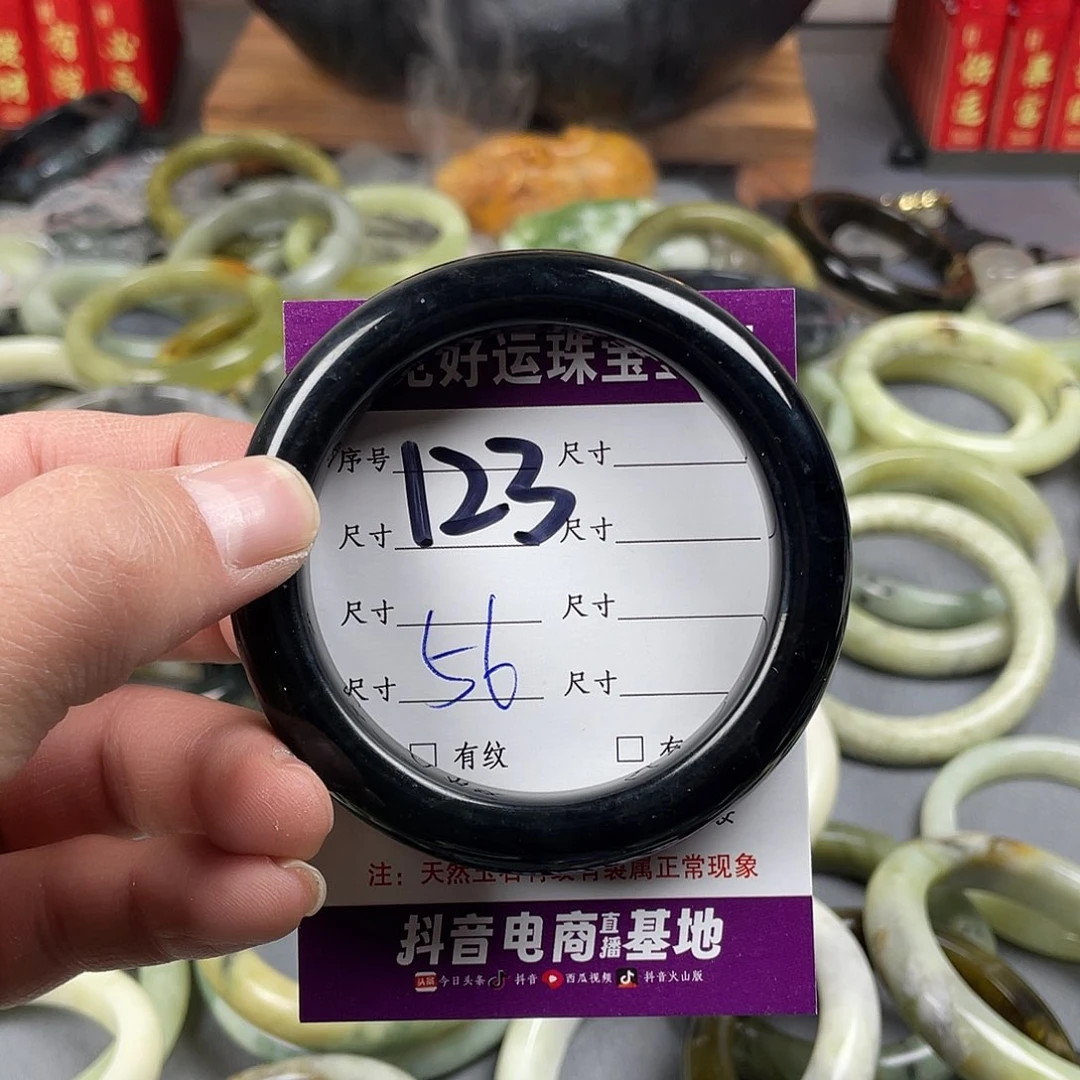 蛇纹石玉手镯足铂镶嵌