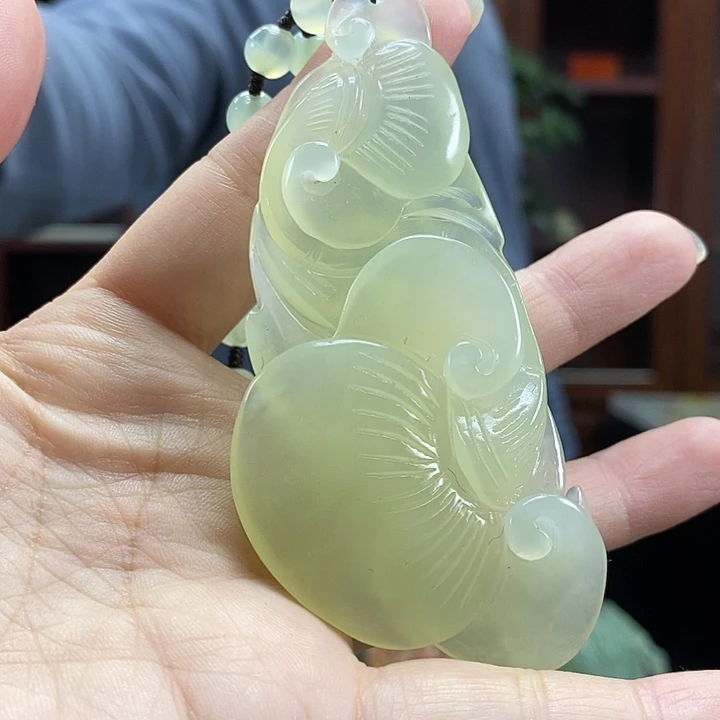 英***姨蛇纹石玉未镶嵌颈饰