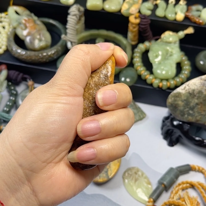 岫岩河磨玉（透闪石质玉）手把未镶嵌哆**梦