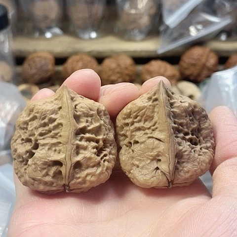 文玩核桃把件半壁带彩40