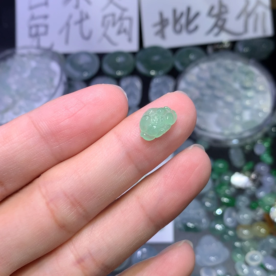翡翠未镶嵌颈饰莲蓬