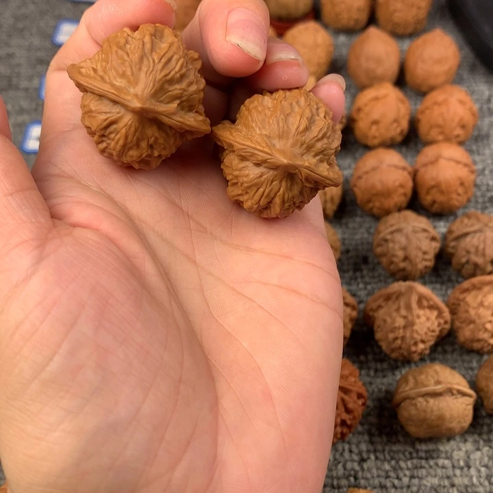 戊***瓷娃娃。