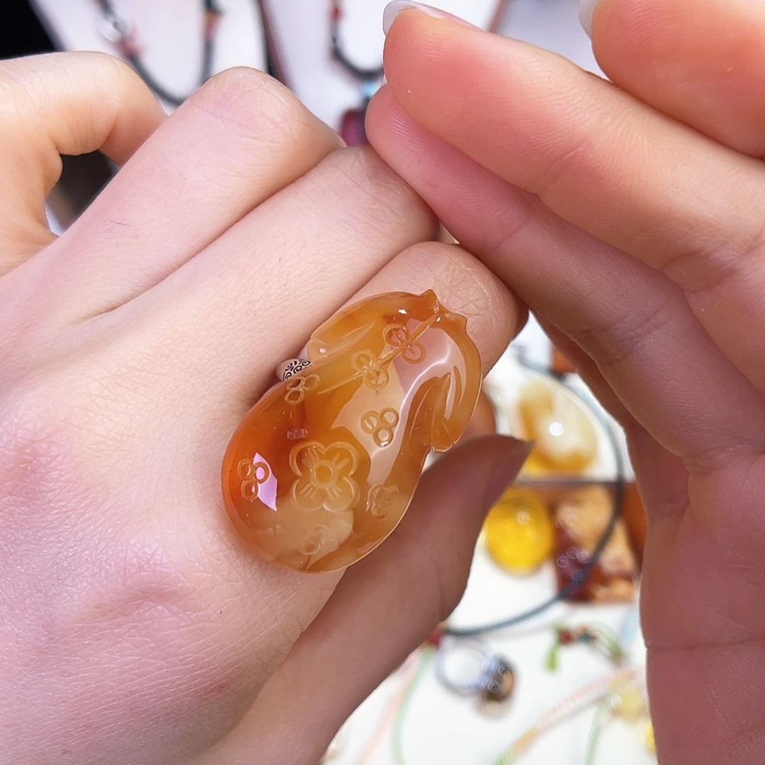 未镶嵌琥珀珠宝奇石。