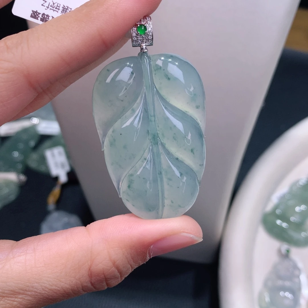颈饰18K金镶嵌翡翠高冰飘花叶子