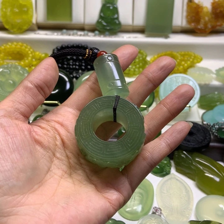 L***G蛇纹石玉未镶嵌颈饰