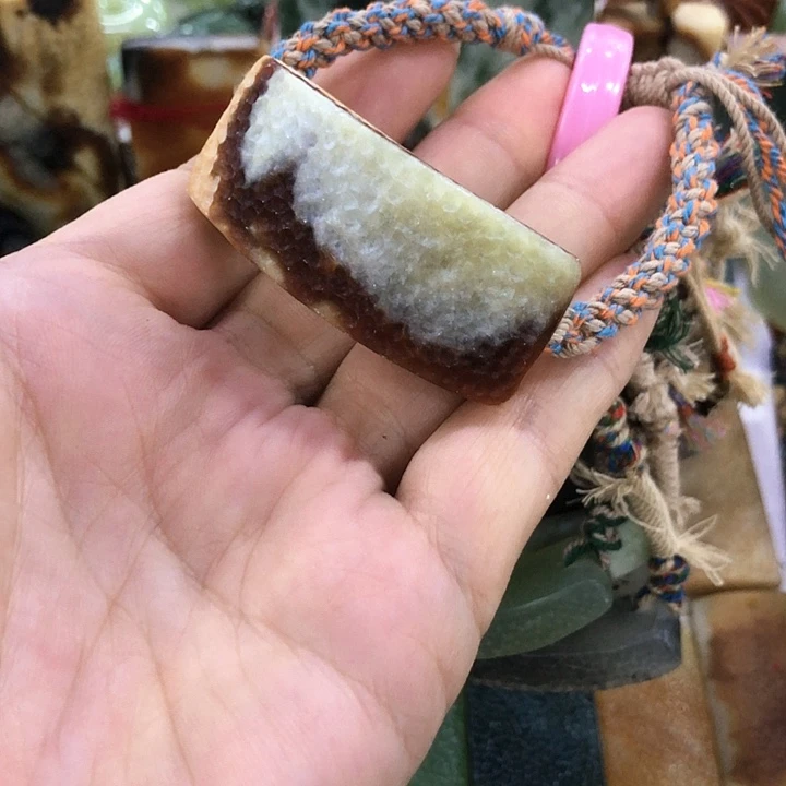 蛇纹石玉未镶嵌吊坠