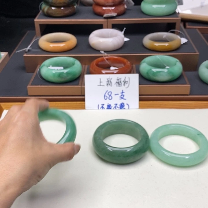 记***浅石英质玉未镶嵌佘太翠