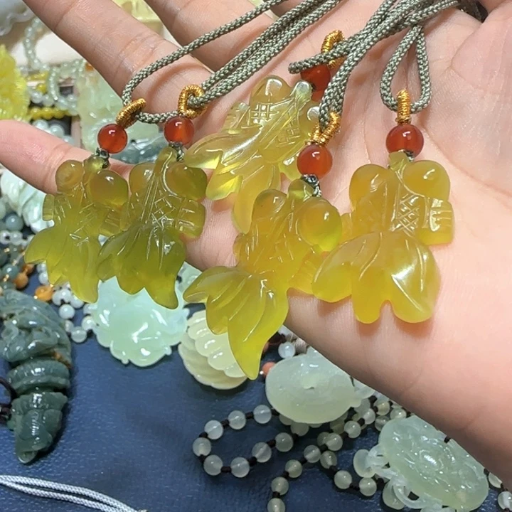 未镶嵌蛇纹石玉吊坠