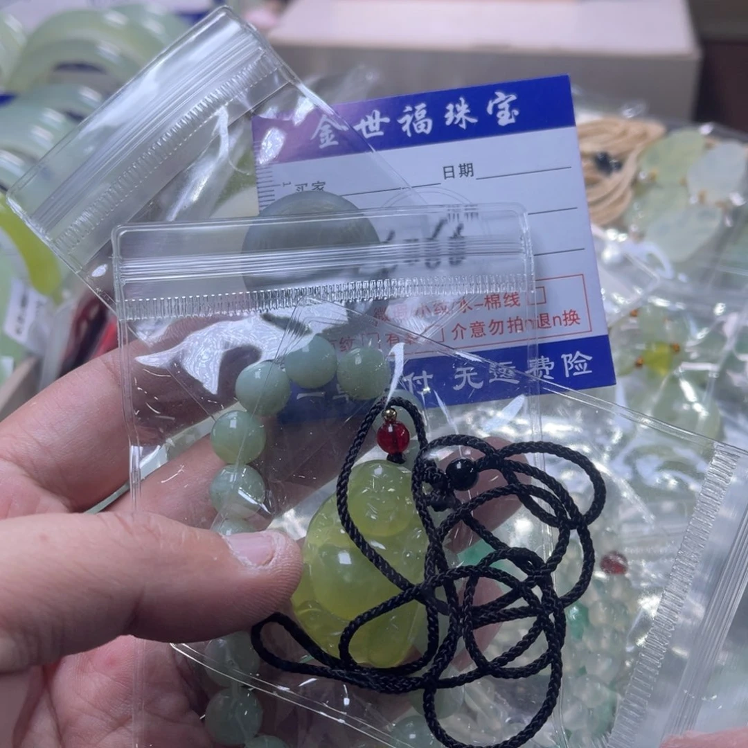 蛇纹石玉颈饰未镶嵌