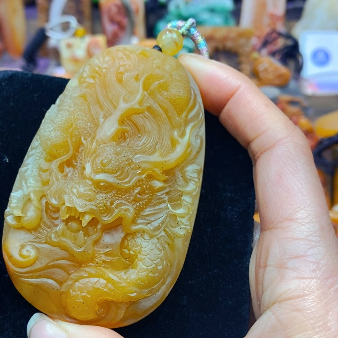 未镶嵌石英质玉（黄龙玉）颈饰
