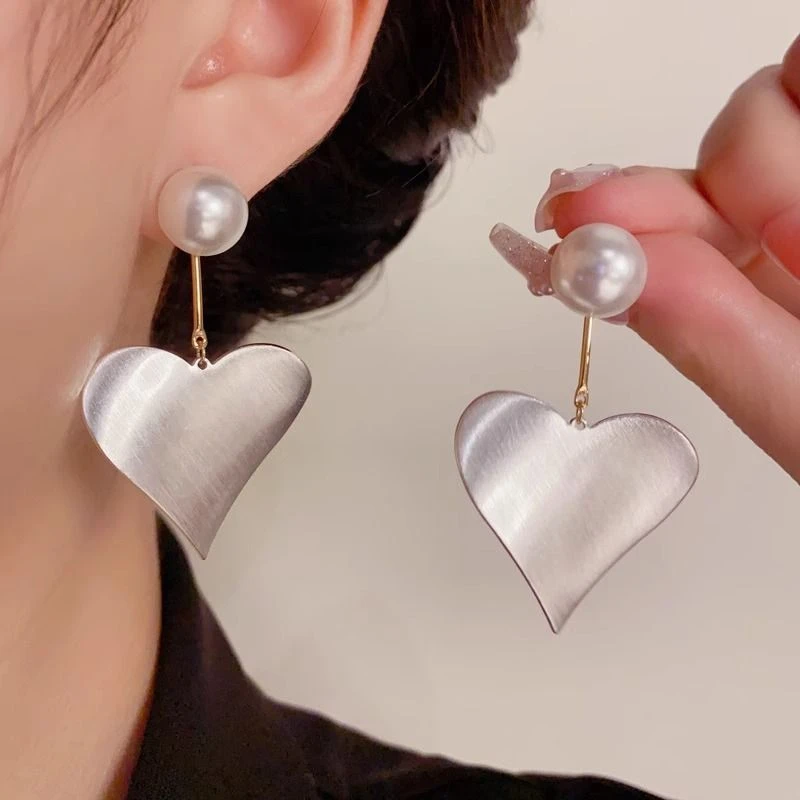 2025新小众时尚简约夸张金属爱心耳坠气质百搭独特设计感耳环