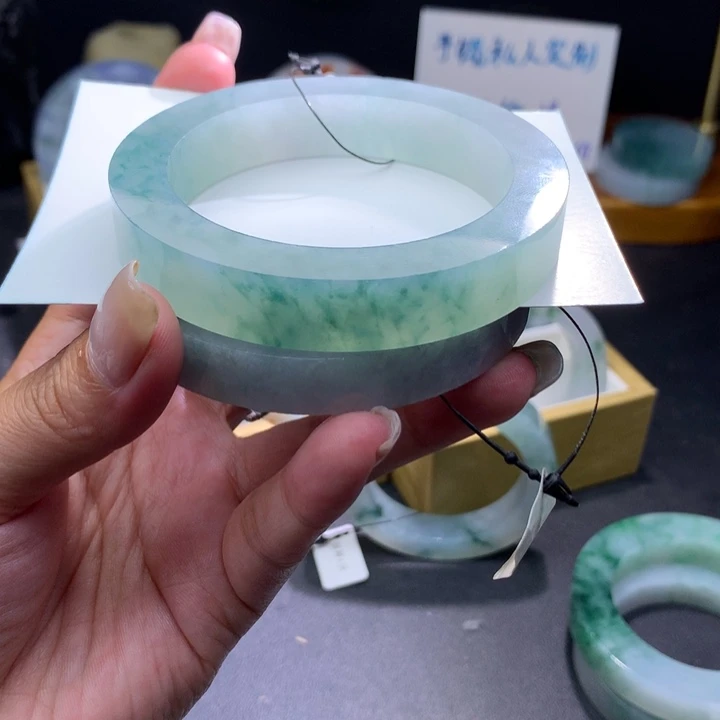 定制翡翠未镶嵌翡翠手镯