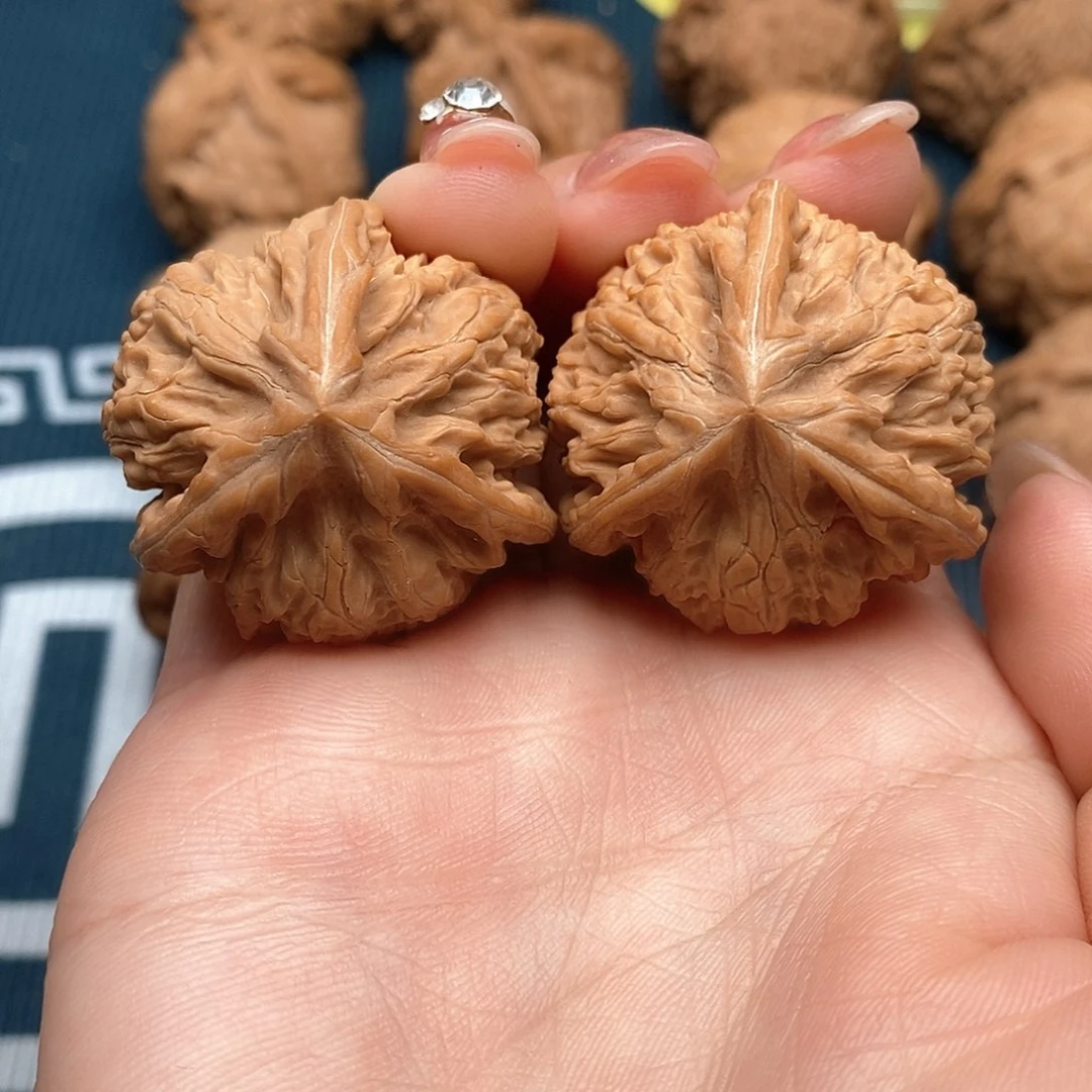 文玩核桃吊坠玉龙