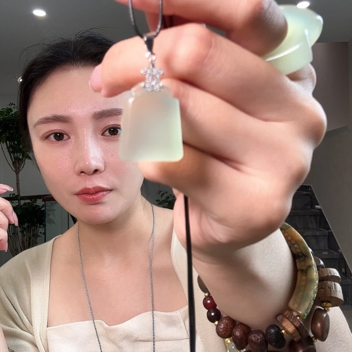 周***刚蛇纹石玉未镶嵌颈饰