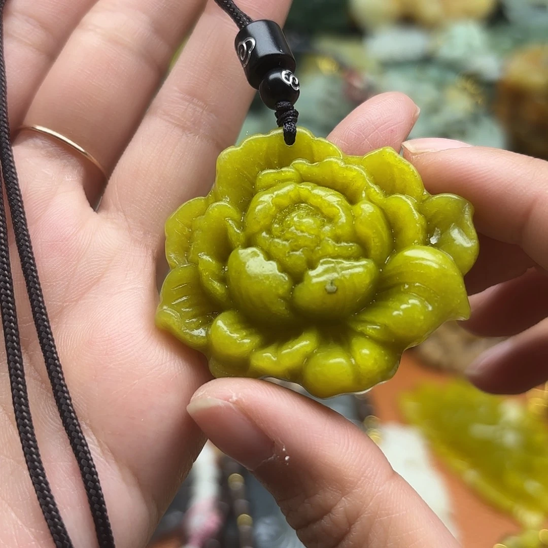 蛇纹石玉未镶嵌颈饰