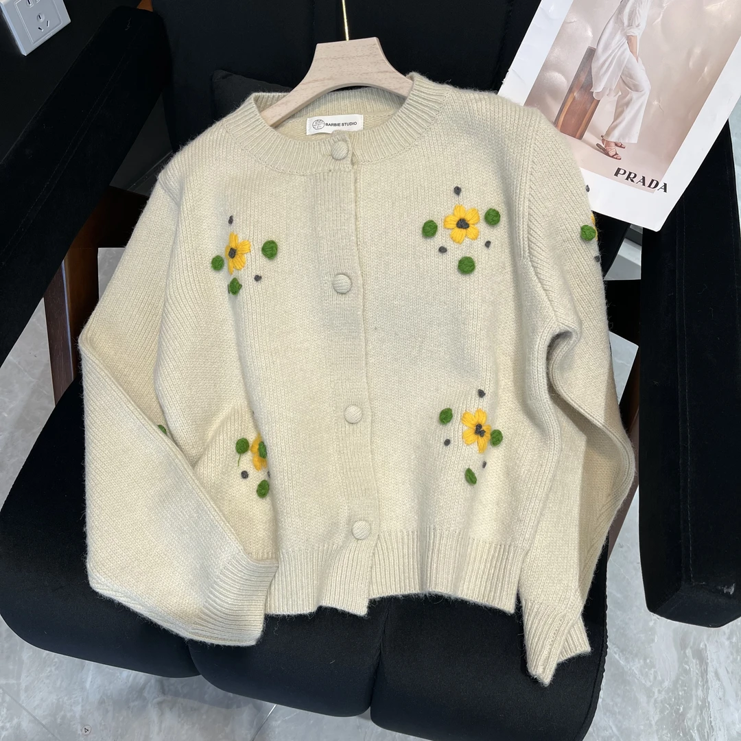 YUE 5252 花朵刺绣重工款时尚百搭开衫毛衣