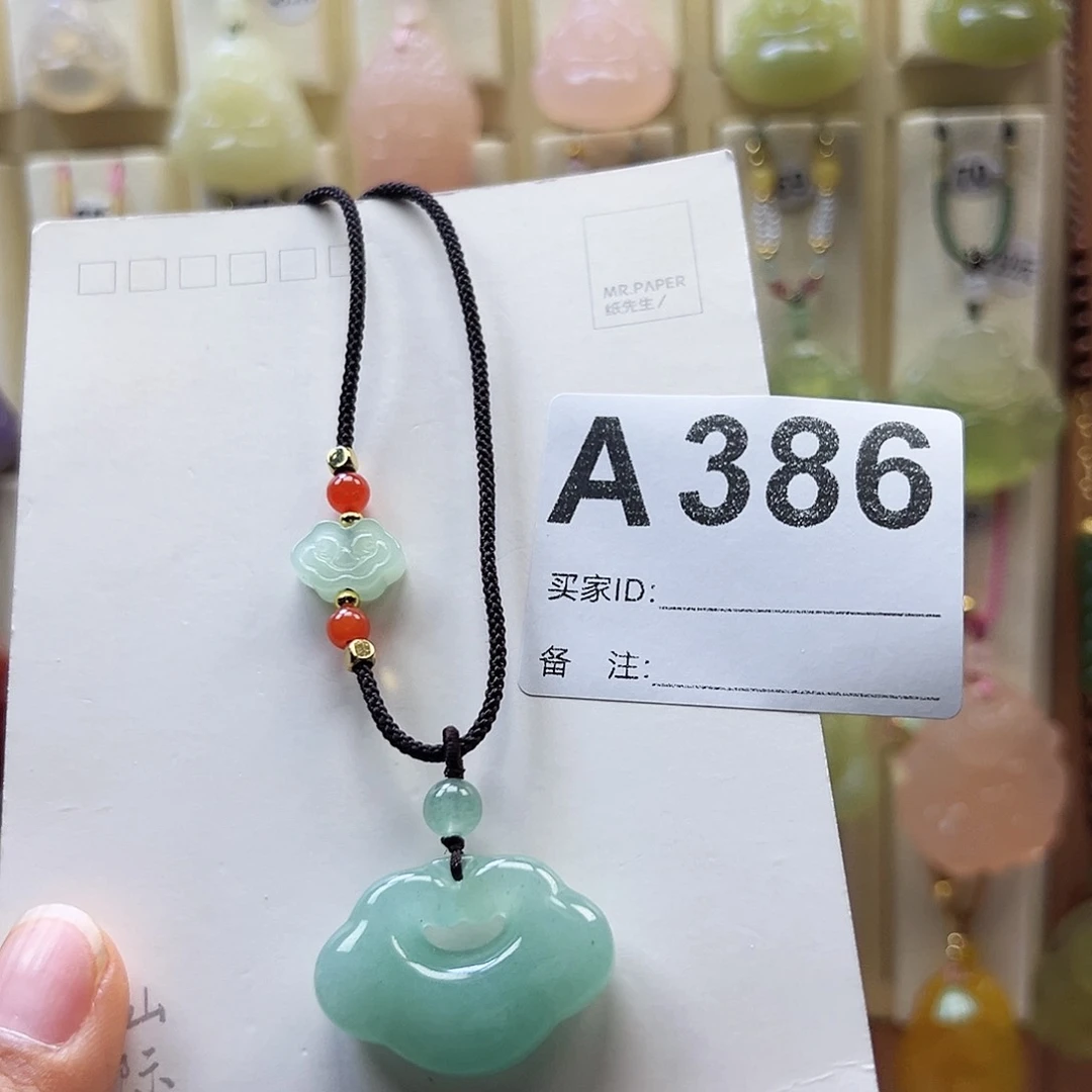石英质玉合金颈饰端*