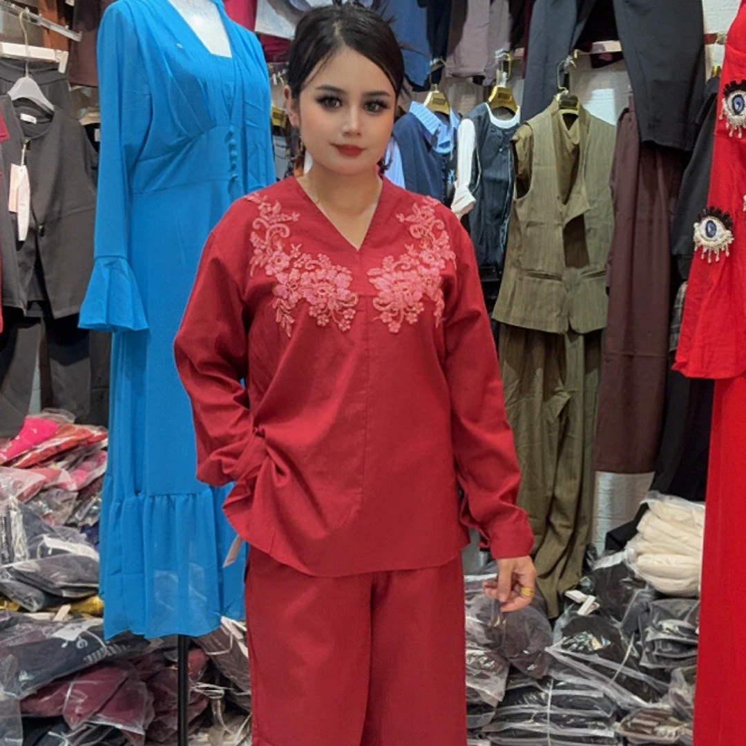 251韩系气质V领钉珠刺绣宽松长袖衬衫女新款设计感上衣