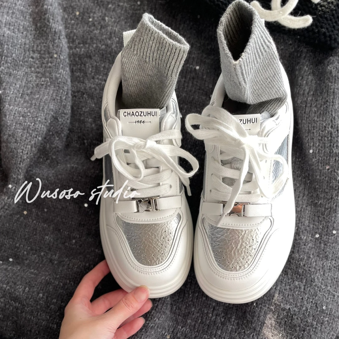 【soso】24new｜拼色锁扣轻便厚底增高6cm小白鞋板鞋